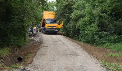 Travaux en cours : am&eacute;nagement du chemin du Moulin pour faciliter l&rsquo;acc&egrave;s au carrefour de la folerie
